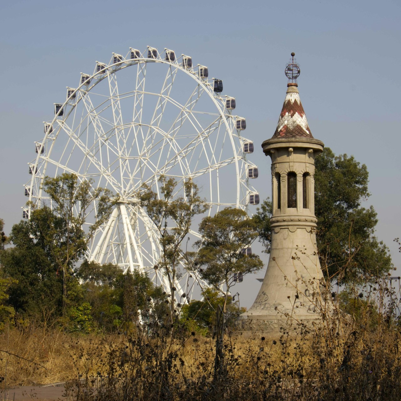 giant-wheel-and-light-house-in-park
